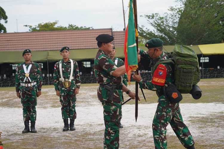 Panglima TNI Berangkatkan 555 Pajurit Yonif Raider 631/Antang - Koran