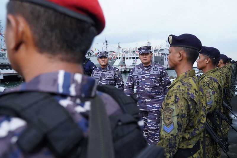 Panglima TNI Bersama KSAL Laksanakan Tradisi Admiral Inspection