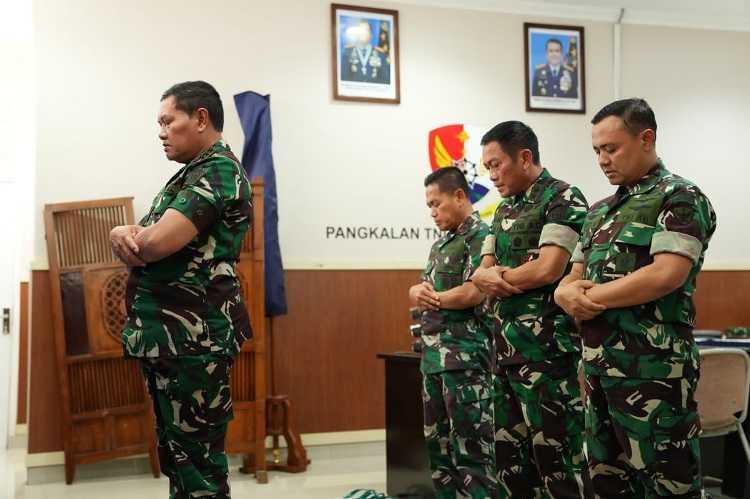 Panglima TNI Pimpin Sholat Sebelum Pimpin Rapat Evaluasi Operasi SAR Pilot Susi Air