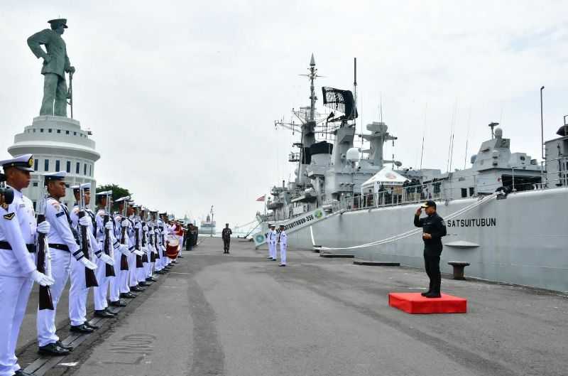 Panglima TNI Terima Brevet Hiu Kencana sebagai Warga Kehormatan Kapal Selam TNI AL