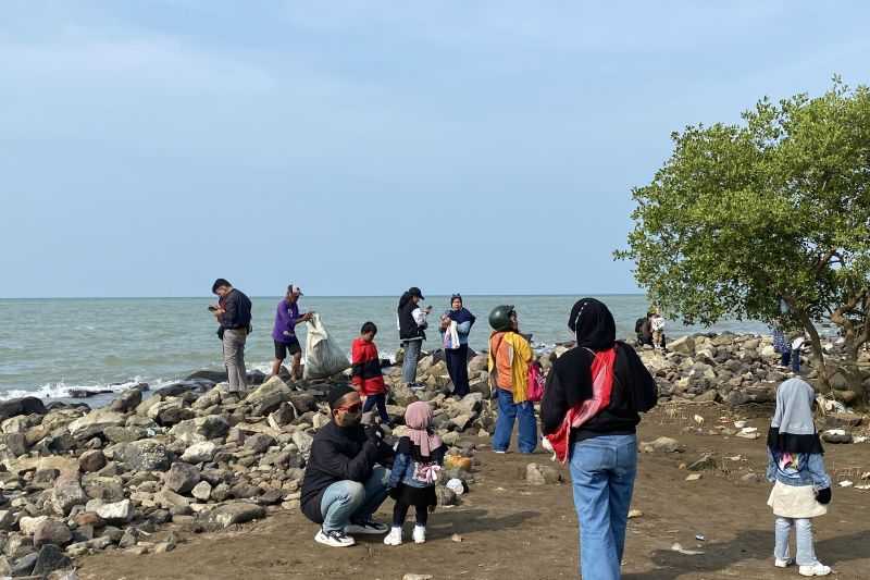 Pantai Eretan Jadi Destinasi Wisata Dadakan Para Pemudik di Indramayu