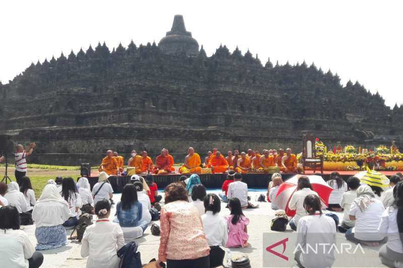 Para Biksu Umat Buddha dari Berbagai Negara Selenggarakan Peziarahan Borobudur
