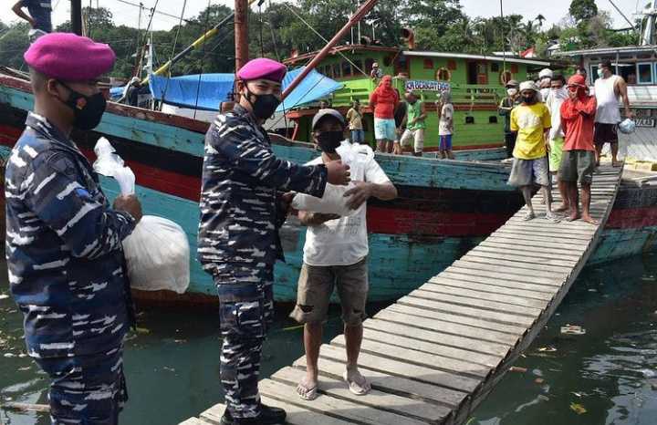 Para Nelayan dan Buruh Kapal Ini Kaget Didatangi Danyon Marinir, Ternyata Ini yang Kemudian Terjadi