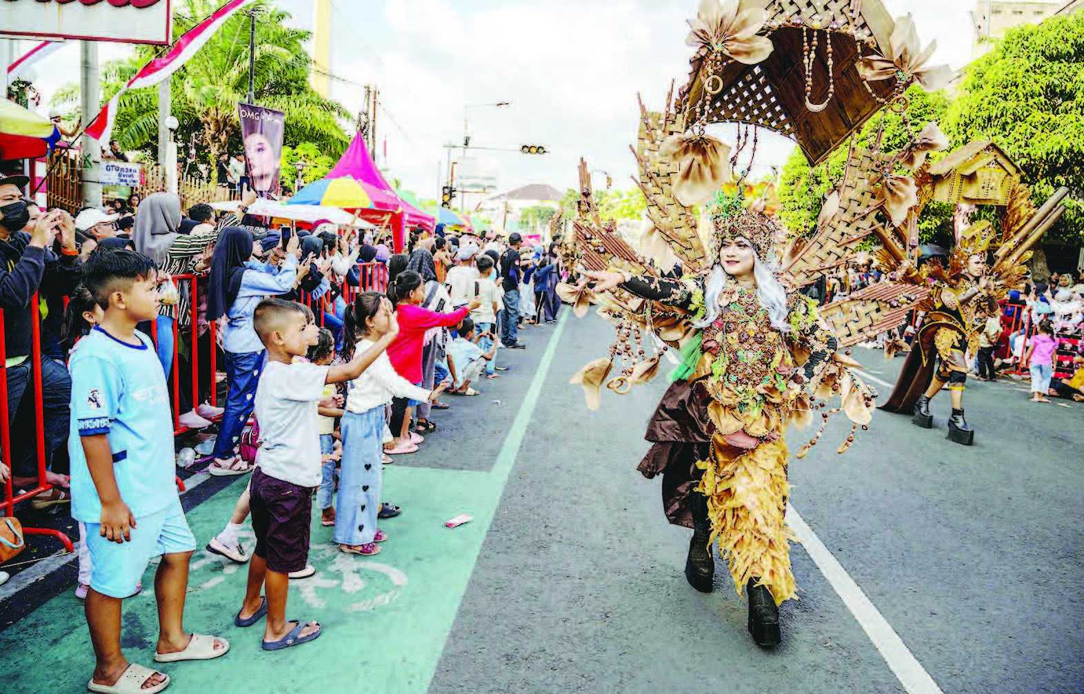 PARA PENAMPIL BERPARADE PADA JEMBER FASHION CARNIVAL