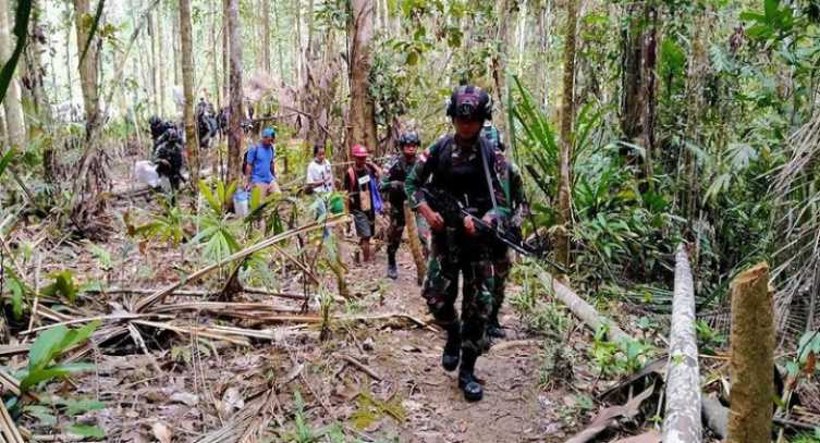 Para Prajurit Kalajengking Ini Rela Menempuh Perjalanan 5 Jam Menembus Hutan untuk Obati Warga