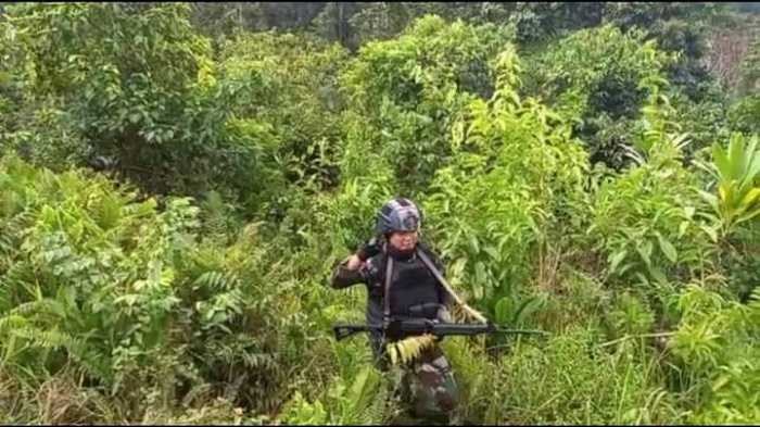Para Prajurit TNI Ini Harus Berjalan Satu Hari Satu Malam Terobos Belantara Demi NKRI