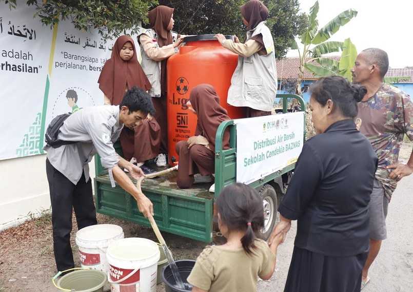 Para Santri Sekolah Cendekia Baznas Distribusikan Air Bersih ke Rumah Warga