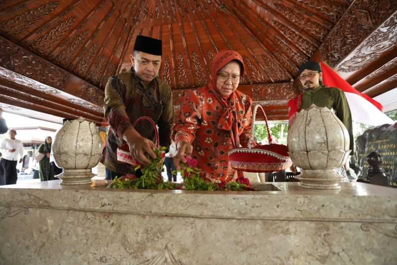 Pasangan Bacagub dan Bacawagub Jatim Tri Rismaharini dan Gus Hans Ziarah Makam Bung Karno