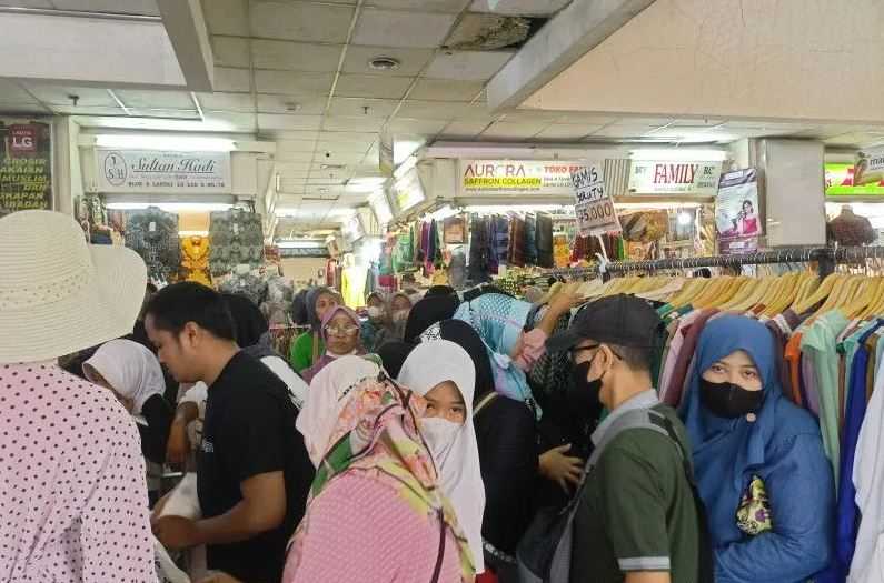 Pasar Tanah Abang Mulai Dipadati Pembeli Baju Lebaran Koran