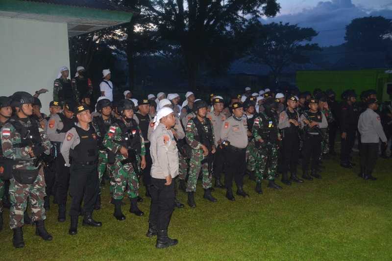 Pasukan Ajusta Berada di Tengah Kilauan Parang Masyarakat Pelauw