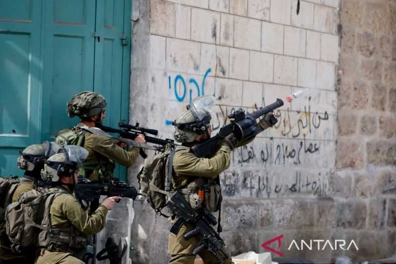 Pasukan Israel Tangkap 13 Warga Palestina di Tepi Barat