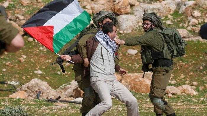 Pasukan Israel Tembak Warga Palestina yang Ingin Menabrak