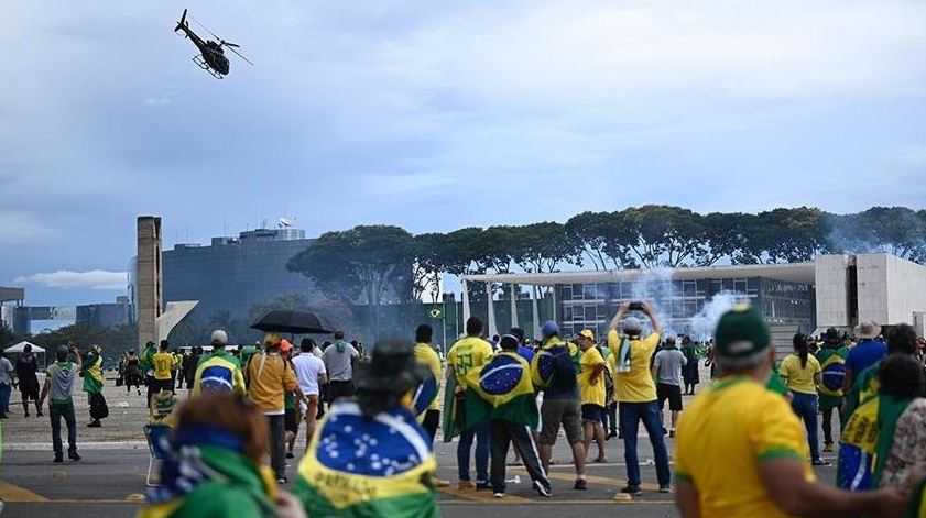 Pasukan Keamanan Brazil Tangkap 300 Orang Pendukung Mantan Presiden Bolsonaro