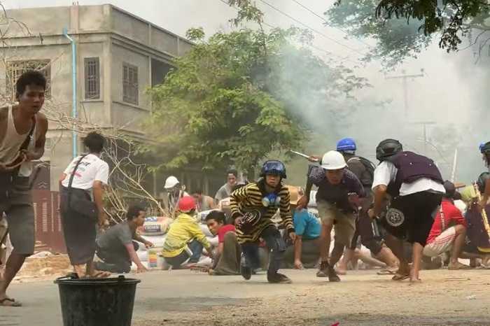 Pasukan Keamanan Myanmar Tembaki Demonstran Pekerja Medis