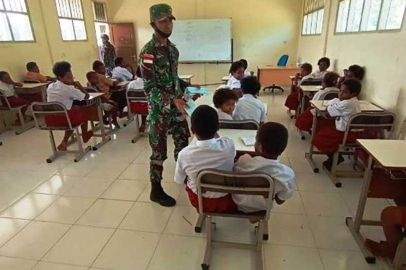 Pasukan TNI Mengajar Siswa SD di Pedalaman Papua