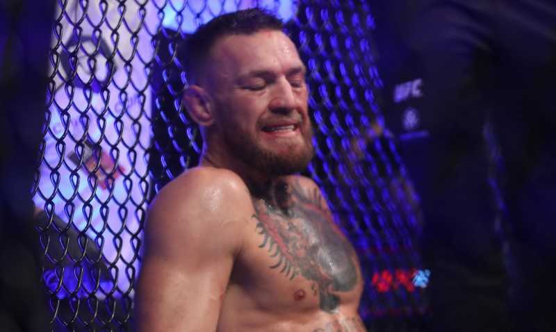 Patah Kaki, McGregor Kalah TKO dari Dustin Poirier