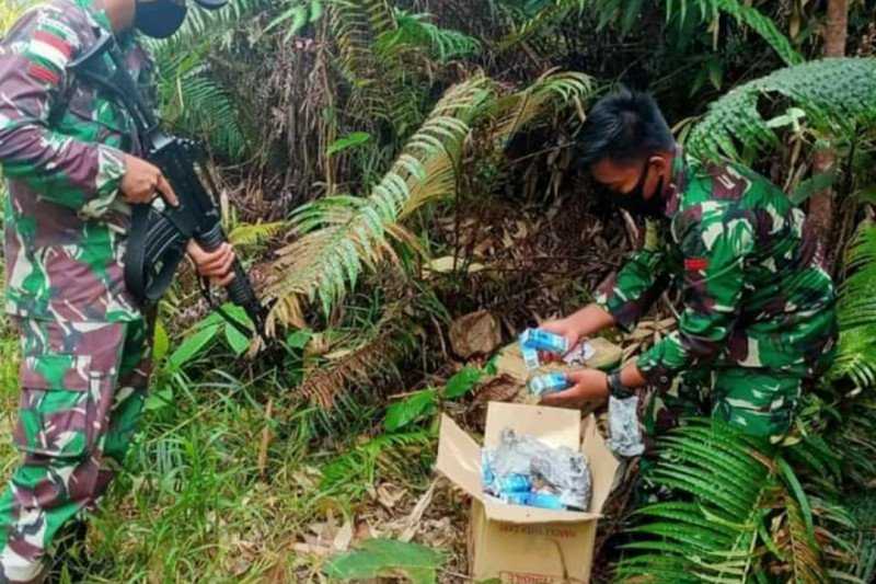 Patroli di Jalan Tikus, Satgas Pamtas Yon-642 Temukan Barang Mengagetkan Asal Malaysia