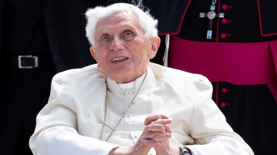 Paus Fransiskus Minta Umat Berdoa untuk Mantan Paus Benediktus