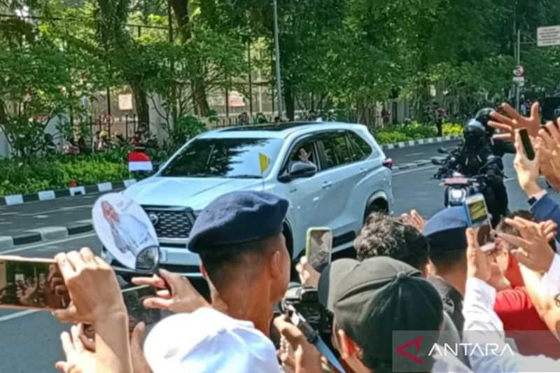 Paus Fransiskus Sapa Warga yang Berada di Masjid Istiqlal