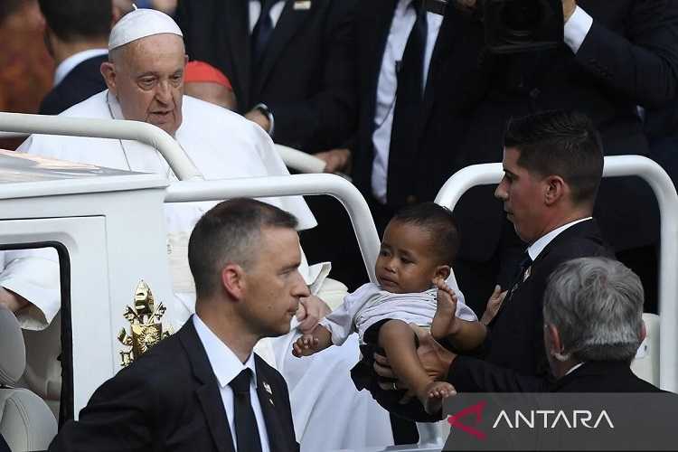 Paus Fransiskus Sempatkan Cium Kening Anak Umat yang Hadir di GBK Sebelum Misa