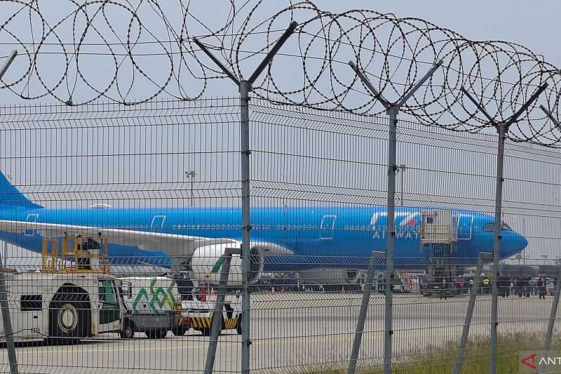 Paus Fransiskus Tiba di Bandara Seokarno-Hatta Tangerang