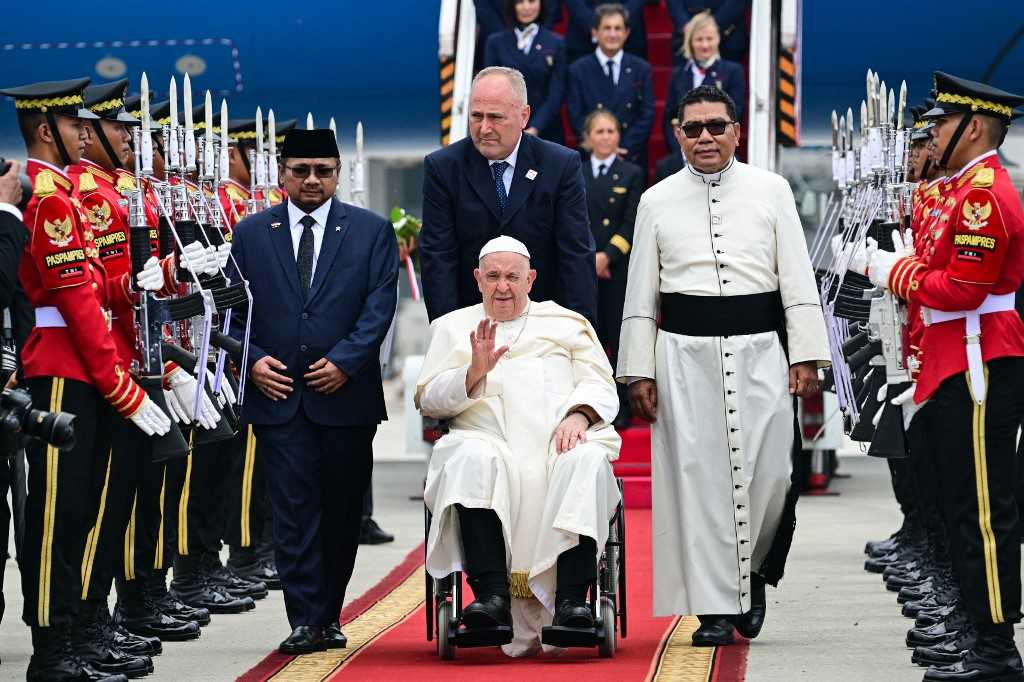 Paus Fransiskus Tiba di Indonesia