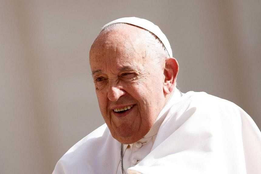 Paus Memuji Kecantikan Alami saat Bertemu dengan Ahli Bedah Plastik