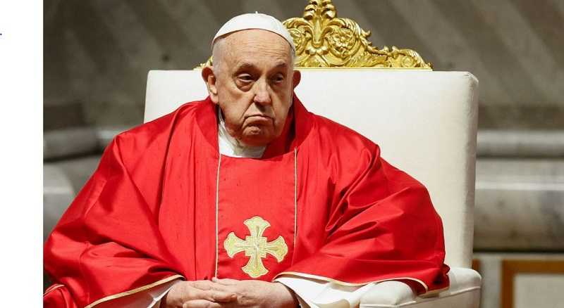 Paus Pimpin Kebaktian Malam Paskah Setelah Masalah Kesehatan