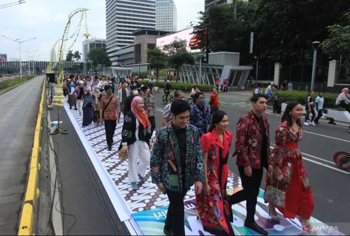 Pecah Rekor MURI, Hari Batik Nasional 2022 Dimeriahkan Fashion Show di Catwalk Terpanjang