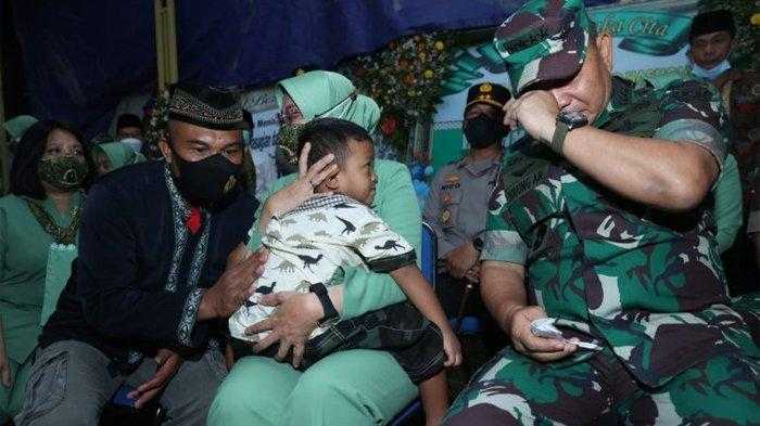Pecah! Tidak Bisa Terbendung Lagi, Tangis Jenderal TNI Dudung saat Berkunjung Melihat Anak Anggota TNI yang Tewas di Papua
