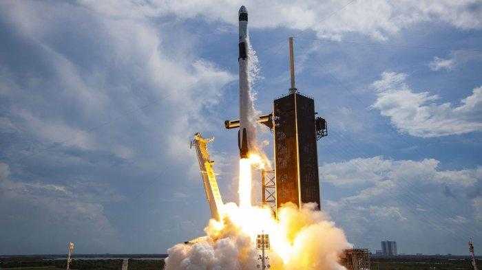 Pecahkan Rekor, Roket SpaceX Falcon 9 Luncurkan Dua Satelit Intelsat