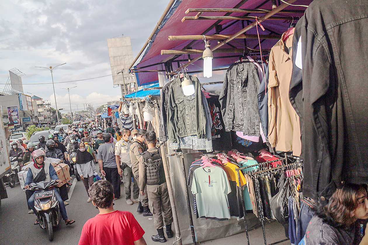 Pedagang Musiman di bahu Jalan Raya Bogor