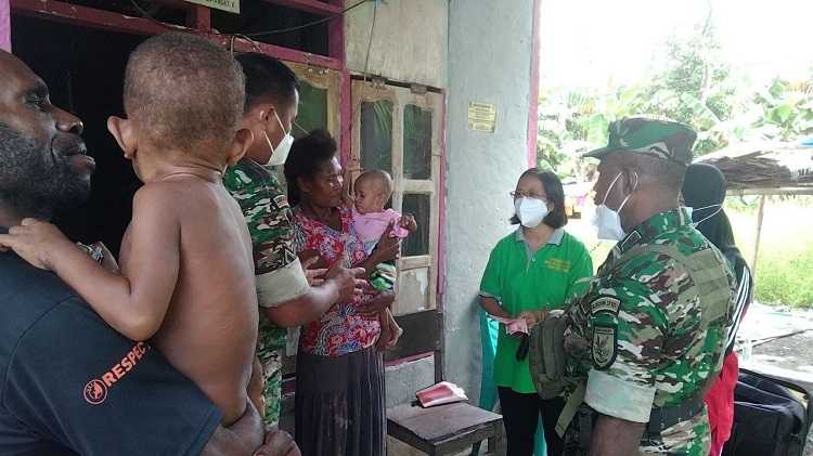 Peduli Anak Stunting, Danramil di Mimika Kunjungi Sekaligus Beri Bantuan Sembako