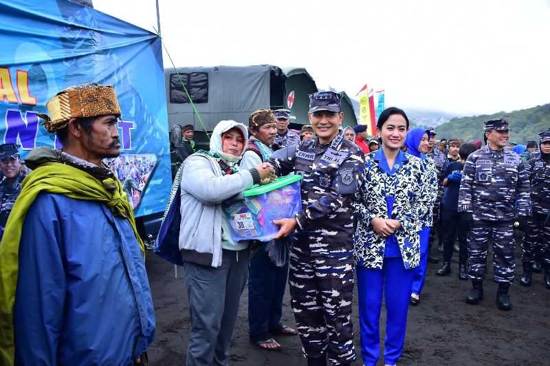 Peduli Dunia Pendidikan, TNI AL Launching Hari Pendidikan dan Bakti Sosial di Kawasan Bromo