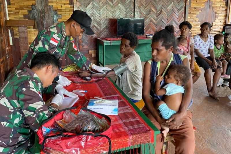 Peduli Kesehatan, Satgas Pamtas RI-PNG Beri Pengobatan Gratis ke Warga Keerom