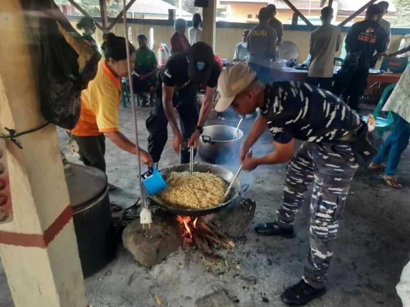 Peduli Korban Erupsi Gunung Lewotobi NTT, TNI AL Bantu Kebutuhan Pengungsi