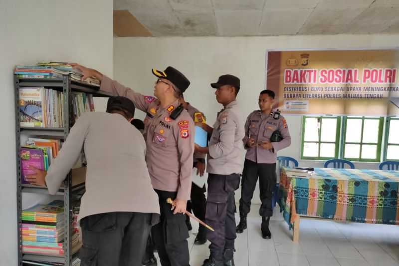 Peduli Literasi, Polres Maluku Tengah Distribusikan 1.700 Buku