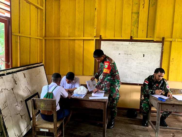 Peduli Pendidikan Anak, Babinsa di Timika Bantu Mengajar Siswa SMP