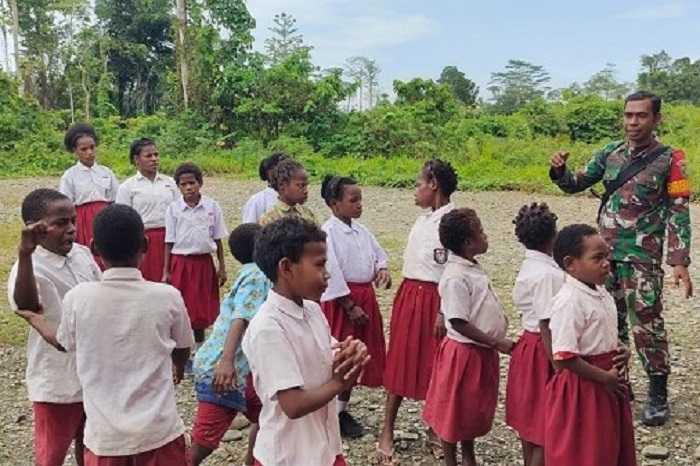 Peduli Pendidikan, Babinsa di Timika Laksanakan Komsos ke SD Mandiri Jaya