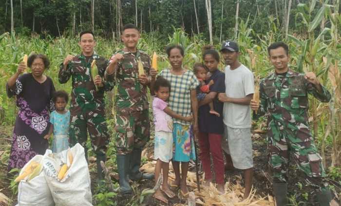 Peduli Sesama, Satgas Yonif 143/TWEJ Membeli Hasil Panen Warga di Tapal Batas Papua