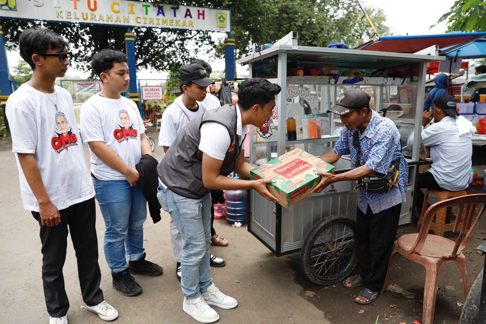 Peduli Umkm Di Cibinong Bogor Orang Muda Ganjar Beri Kompor Gas Hingga Cek Kesehatan Gratis 6142