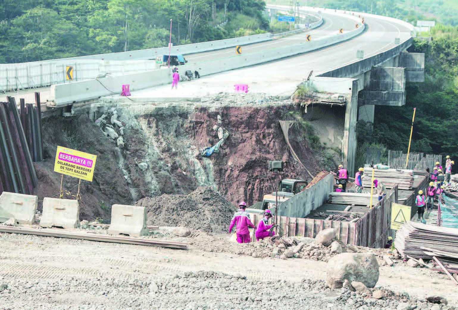 PEKERJA MENYELESAIKAN PERBAIKAN RUAS TOL BOCIMI