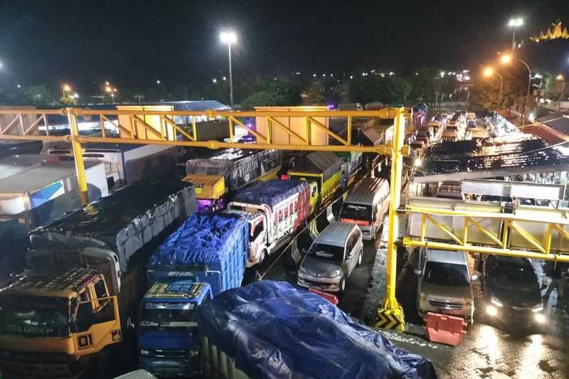 Pelabuhan Bakauheni Dipadati Kendaraan Roda Empat dan Truk Logistik pada H-4 Lebaran saat Pagi Hari