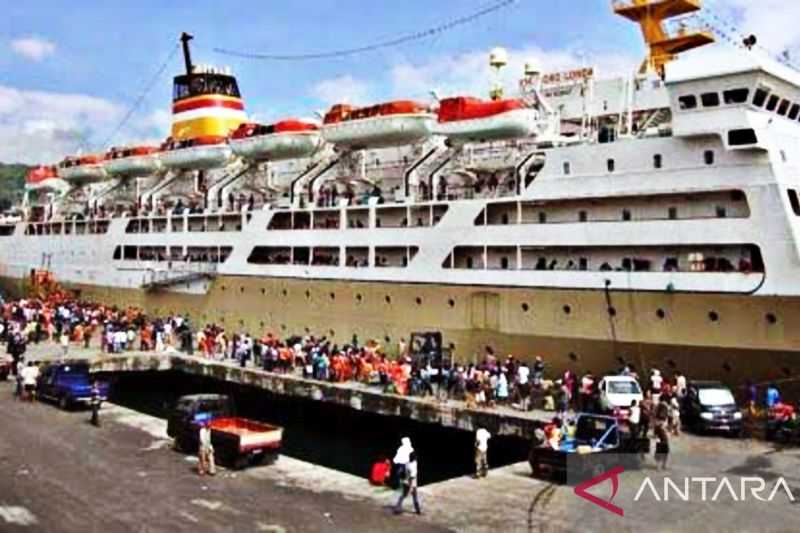 Pelabuhan Yos Sudarso Ambon dipadati penumpang menjelang Lebaran 2023