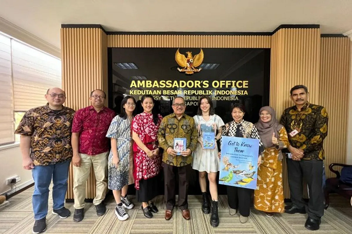 Pelajar Indonesia Terbitkan Buku Habitat Burung di Singapura