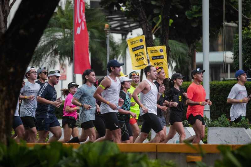 Pelari Berlatih Secara Rutin Dalam Road to Maybank Marathon 2024