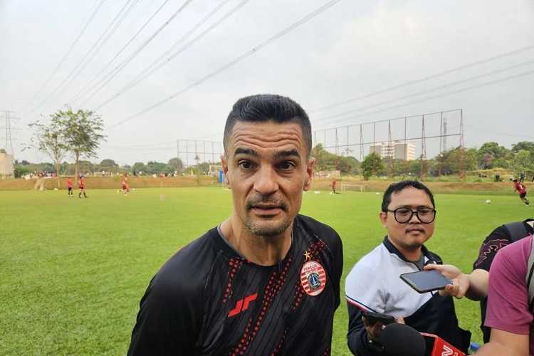 Pelatih Carlos Pena Minta Semua Pihak Taati Aturan Usai Persija Diberi Sanksi Oleh PSSI