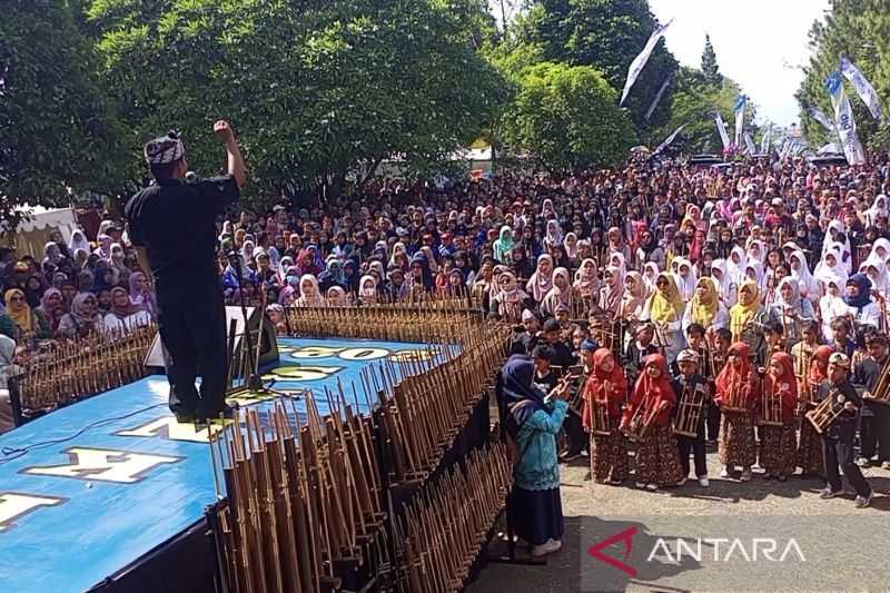 Pelestarian Alat Musik Khas Sunda, Pemkab: 10 Ribu Pelajar Kuningan Serentak Mainkan Angklung Diatonis