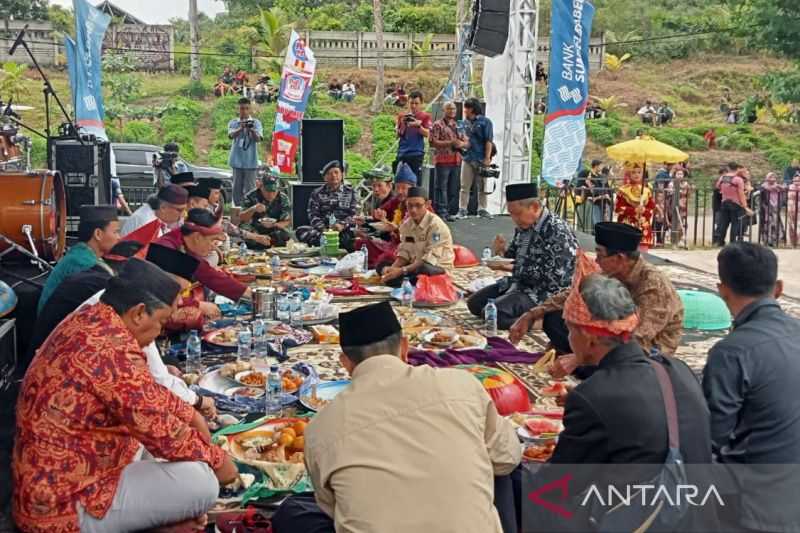 Pelestarian Budaya Lokal, Pemkab Bangka Barat Mengajak Warga Lestarikan Tradisi Perang Ketupat