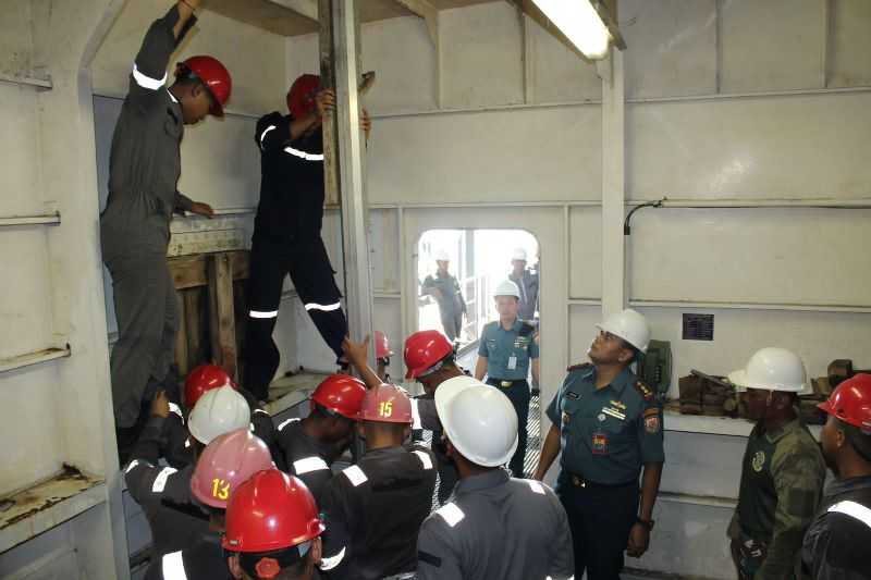 Pelihara Dan Tingkatkan Kemampuan, Prajurit KRI Bung Karno-369 Laksanakan Latihan Penanggulangan Kebocoran Kapal